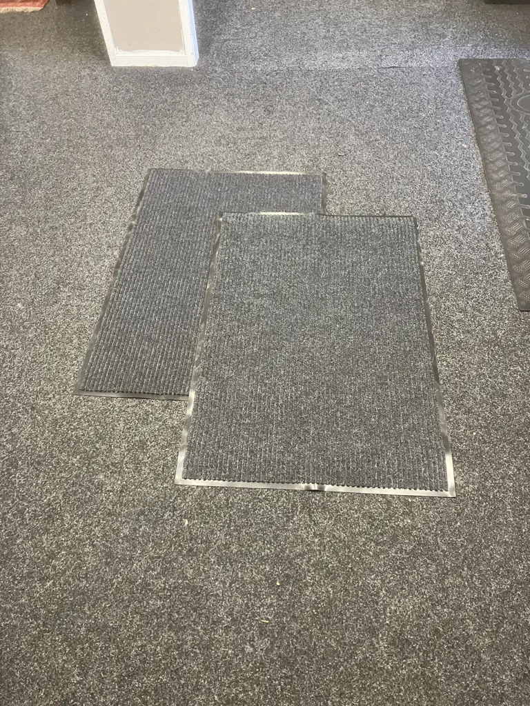 Pair of Non-Slip Indoor / Outdoor Mats. 80 x 120cm Image 1++