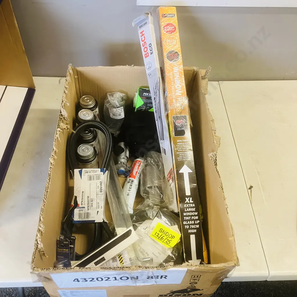 Box OF Assorted Car Sundries  Image 1++