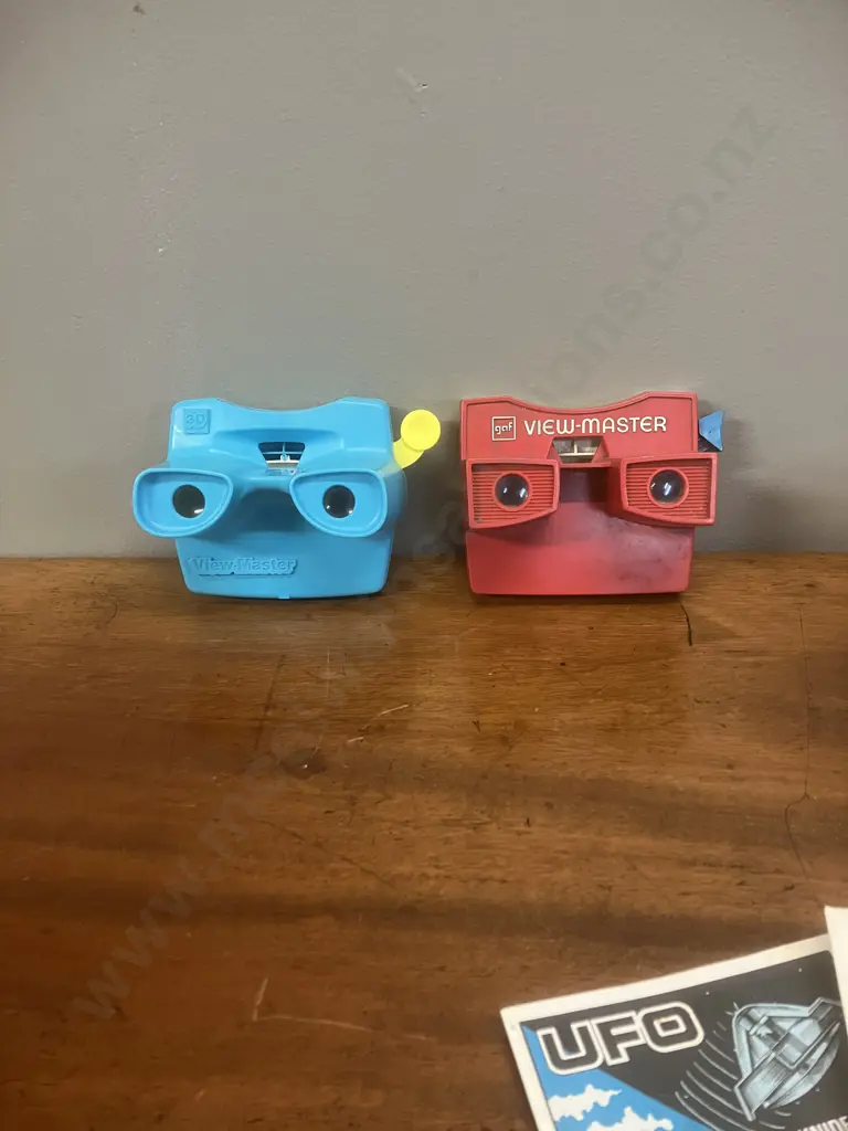 Pair of Vintage Viewmasters With Assorted Reels Image 1++