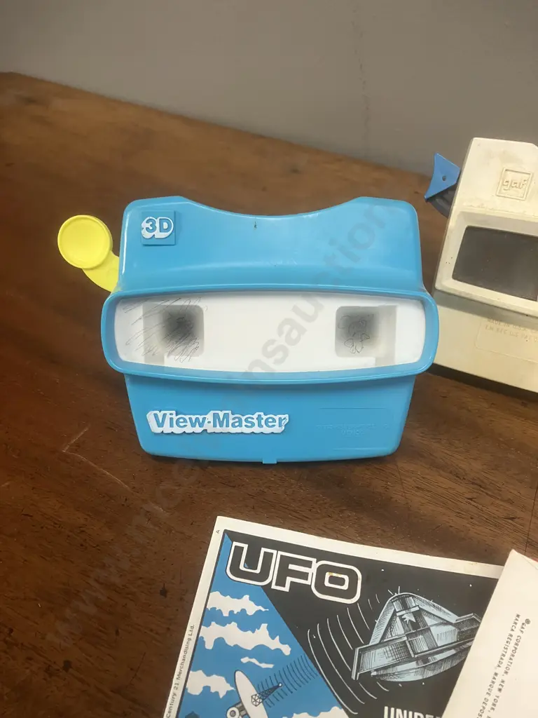 Pair of Vintage Viewmasters With Assorted Reels Image 1++