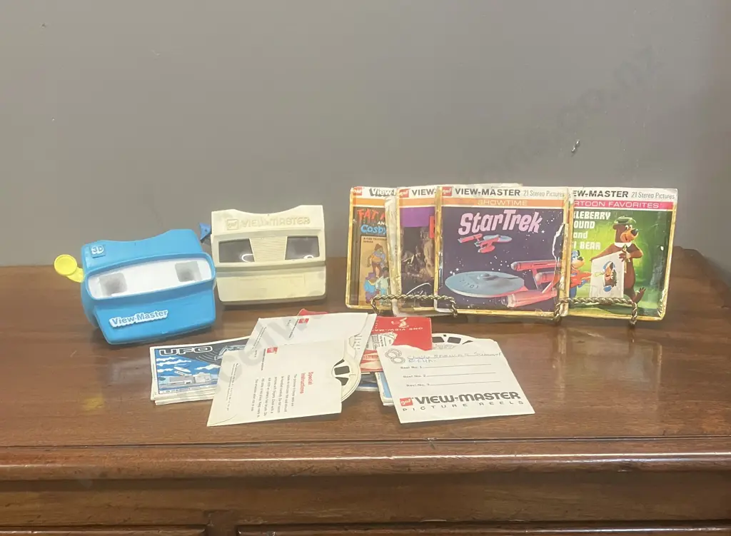 Pair of Vintage Viewmasters With Assorted Reels Image 1++