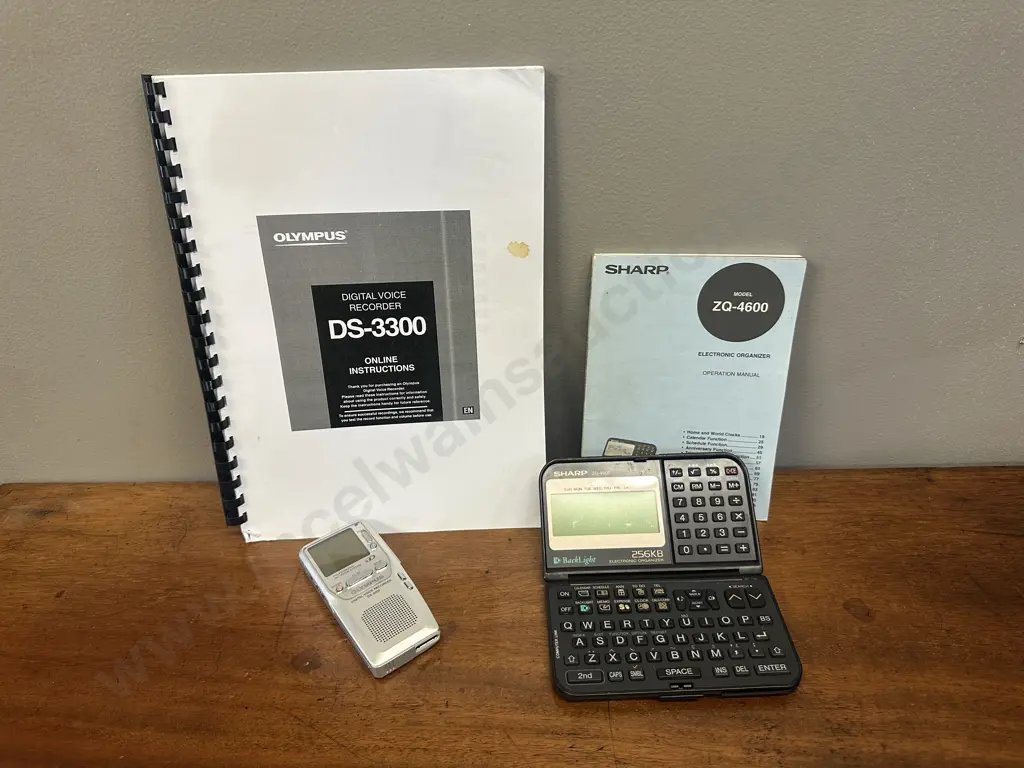 Sharp Electronic Organiser ZO 4600 & Olympus Digital Voice Recorder OS-3300 Image 1++