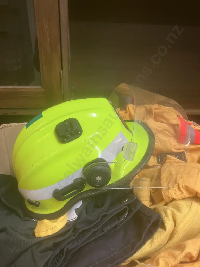 Box Lot United States Antartic Program Helmet With Carry Bag, (BR9C), Clothing Image 1++