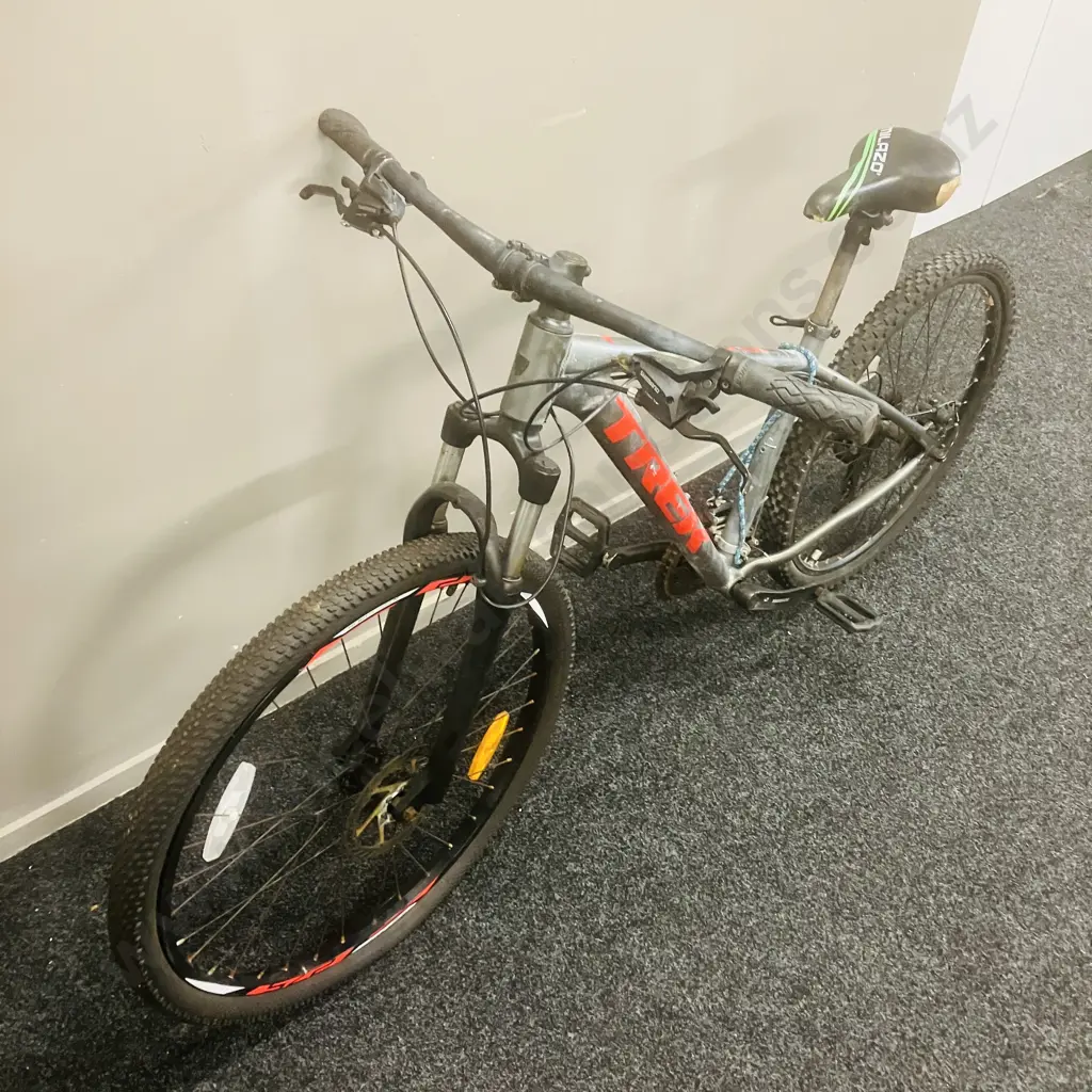 TREK Marlin 4 Grey / Red Mountain Bike Image 1++