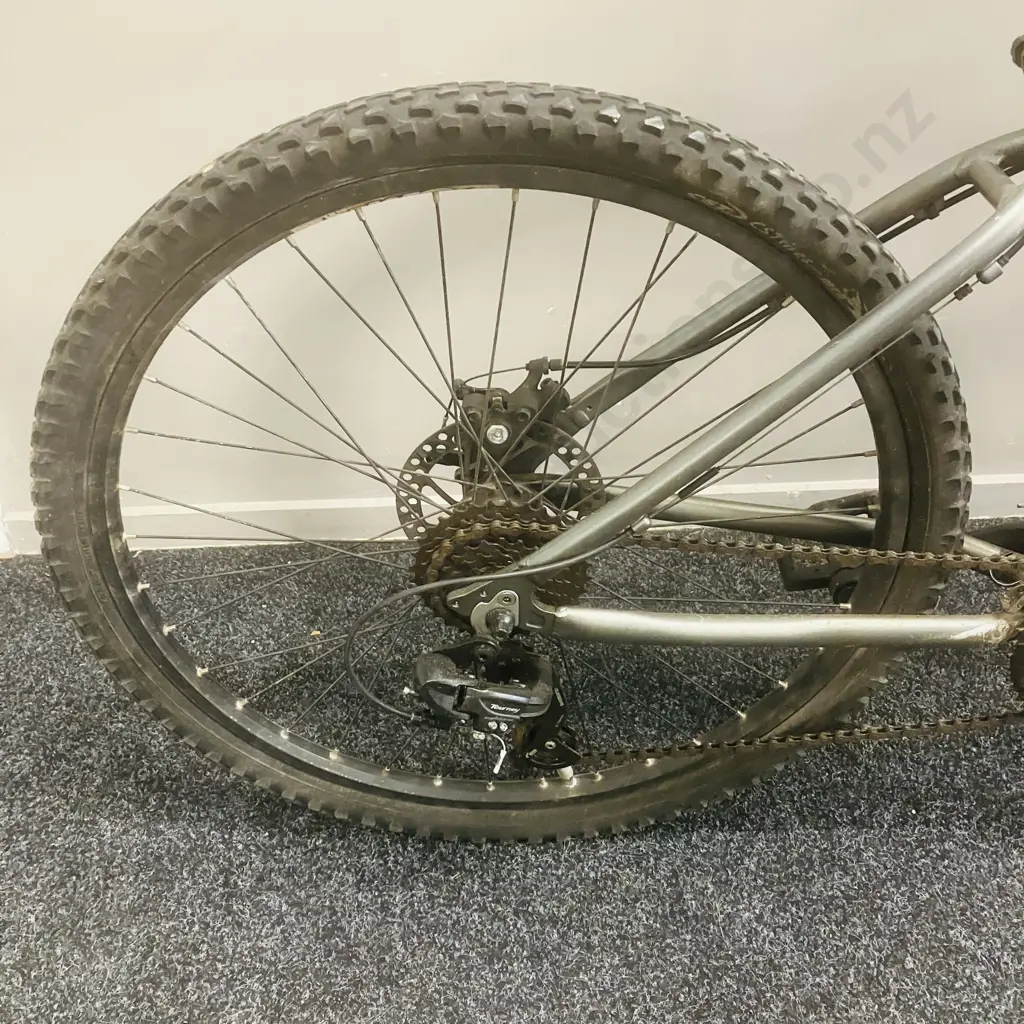 TREK Marlin 4 Grey / Red Mountain Bike Image 1++