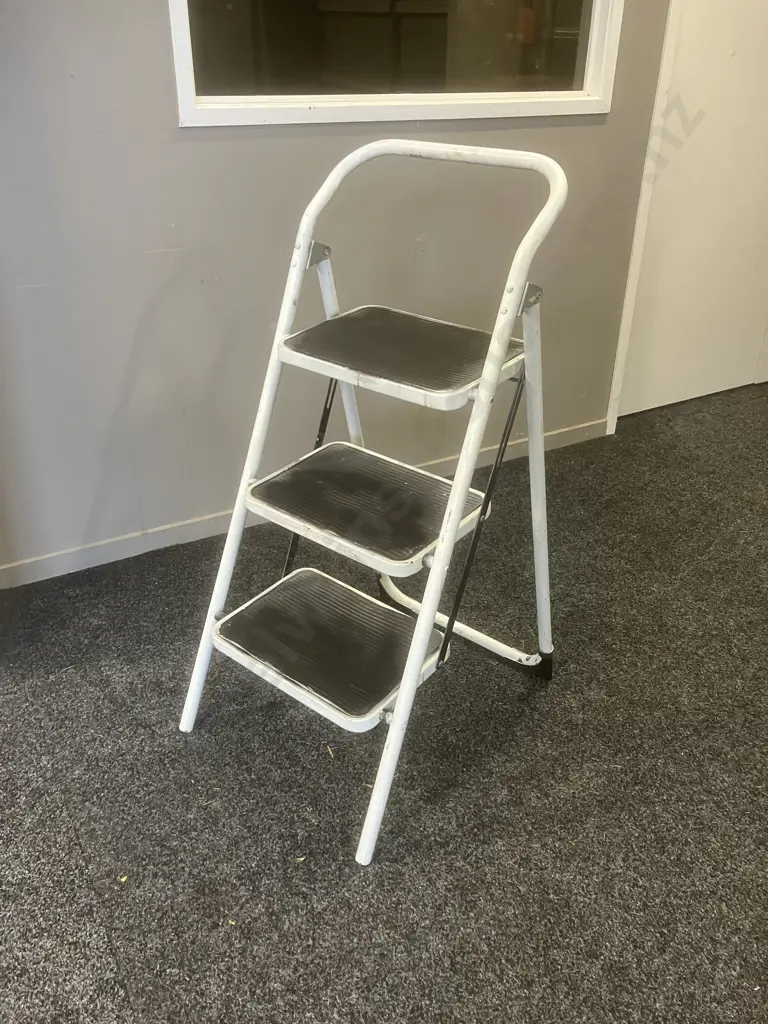 3 Step Stepladder. H103cm Image 1++