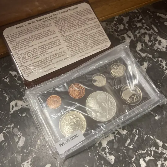 New Zealand Coin Issue 1981 Proof Set With Royal Visit Silver Dollar In Case Of Issue