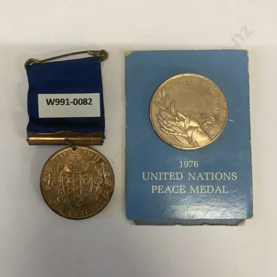 New Zealand Royal Visit of Queen Elizabeth 1953 – 54 Commemorative Medal, & 1976 UN Peace Medal In Original Card