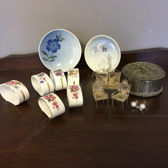 China Items & Lidded Jewellery With Pair Of Earings