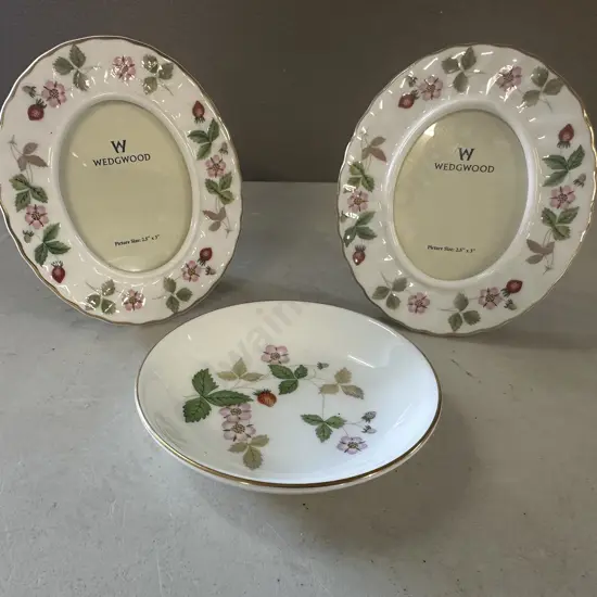 Wedgwood Wild Strawberry Round Dish & Pair Of Oval Photo Frames