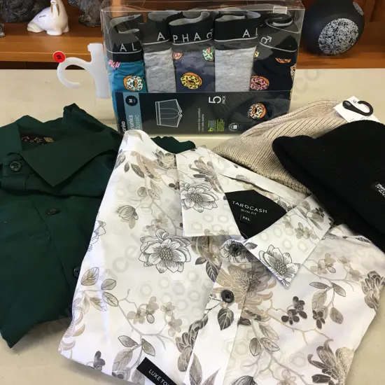 Mens Shirts, Beanies & Sz Med Classic Trunks Pack