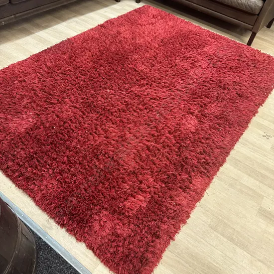 Red Shaggy Floor Rug. 163 x 234cm