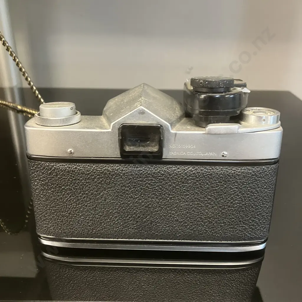 Yashica Penta J (#10109904)With Clip-on, Shutter-Coupled Exp Meter, Auto Yashinon 1:2 f5cm Lens (#114830) - 1961 Japan Image 1++