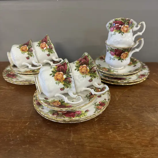 Royal Albert Old Country Roses Set of 6 demi-tasse cups, 5 saucers and 6 side plates