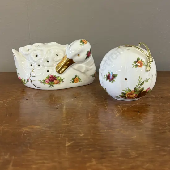 Royal Albert Old Country Roses Pomadors, duck and ball
