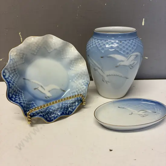 Bing and Grondahl Vase H13cm with 2 dishes. Seagull pattern