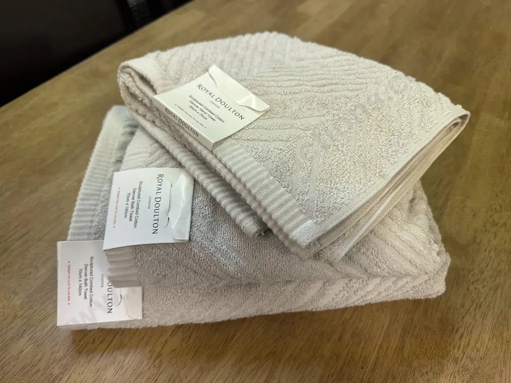 Royal Doulton Sculptured Combed Cotton Towels x2 & Handtowel x1 Image 1++