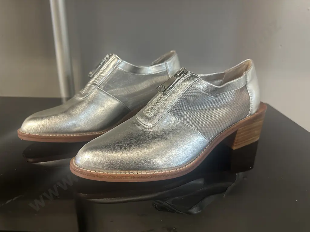 Pair of New Mi Piaci Shoes Size 38 Image 1++