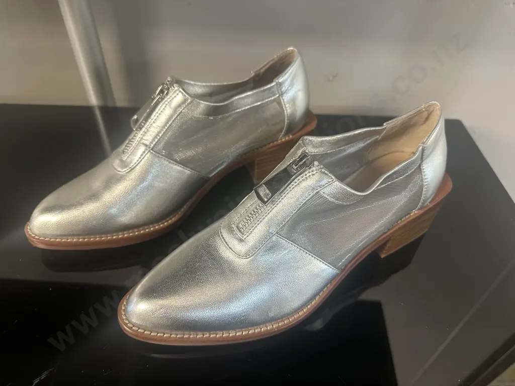 Pair of New Mi Piaci Shoes Size 38 Image 1++