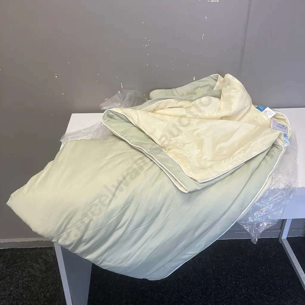 200 x 230cm Coverlet Image 1++