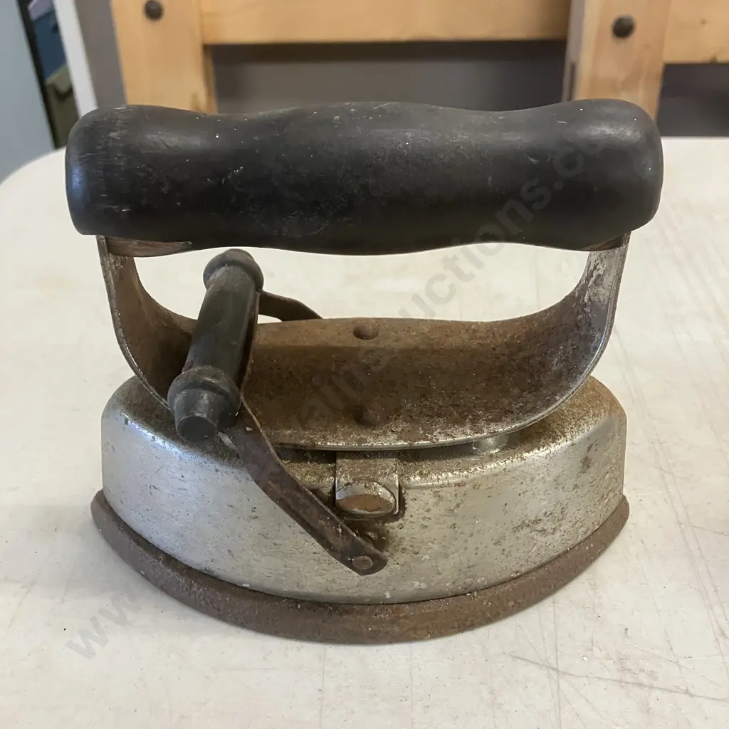 Mrs Potts Sad Iron, Two Sad Irons With Extra Core Image 1++