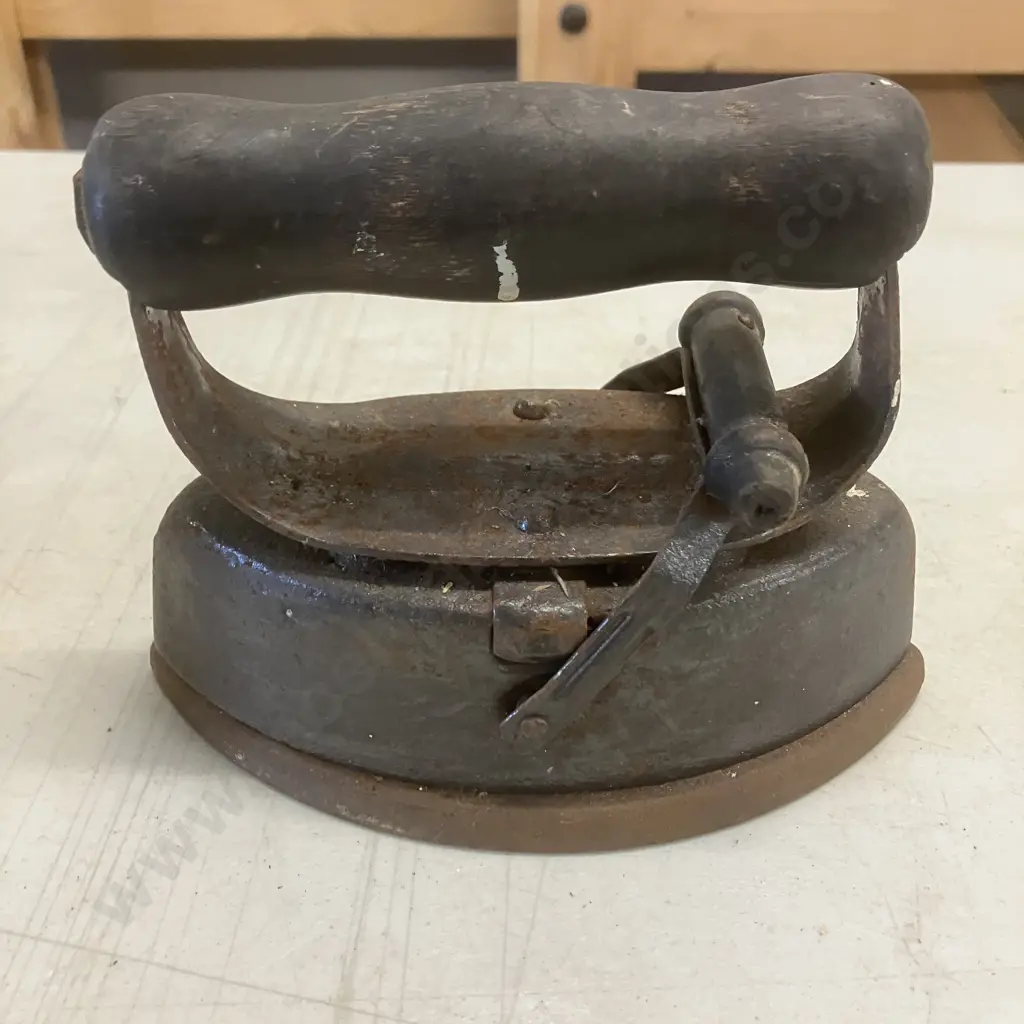 Mrs Potts Sad Iron, Two Sad Irons With Extra Core Image 1++