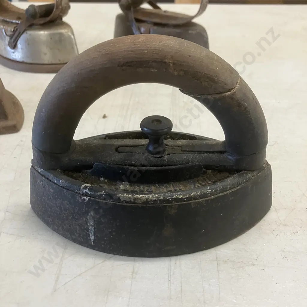 Mrs Potts Sad Iron, Two Sad Irons With Extra Core Image 1++