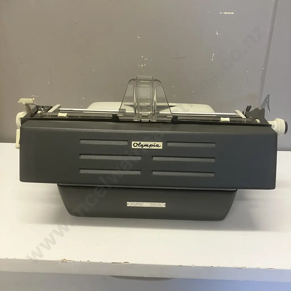 Vintage 1970s Olympia SG-3 Desktop Typewriter Image 1++