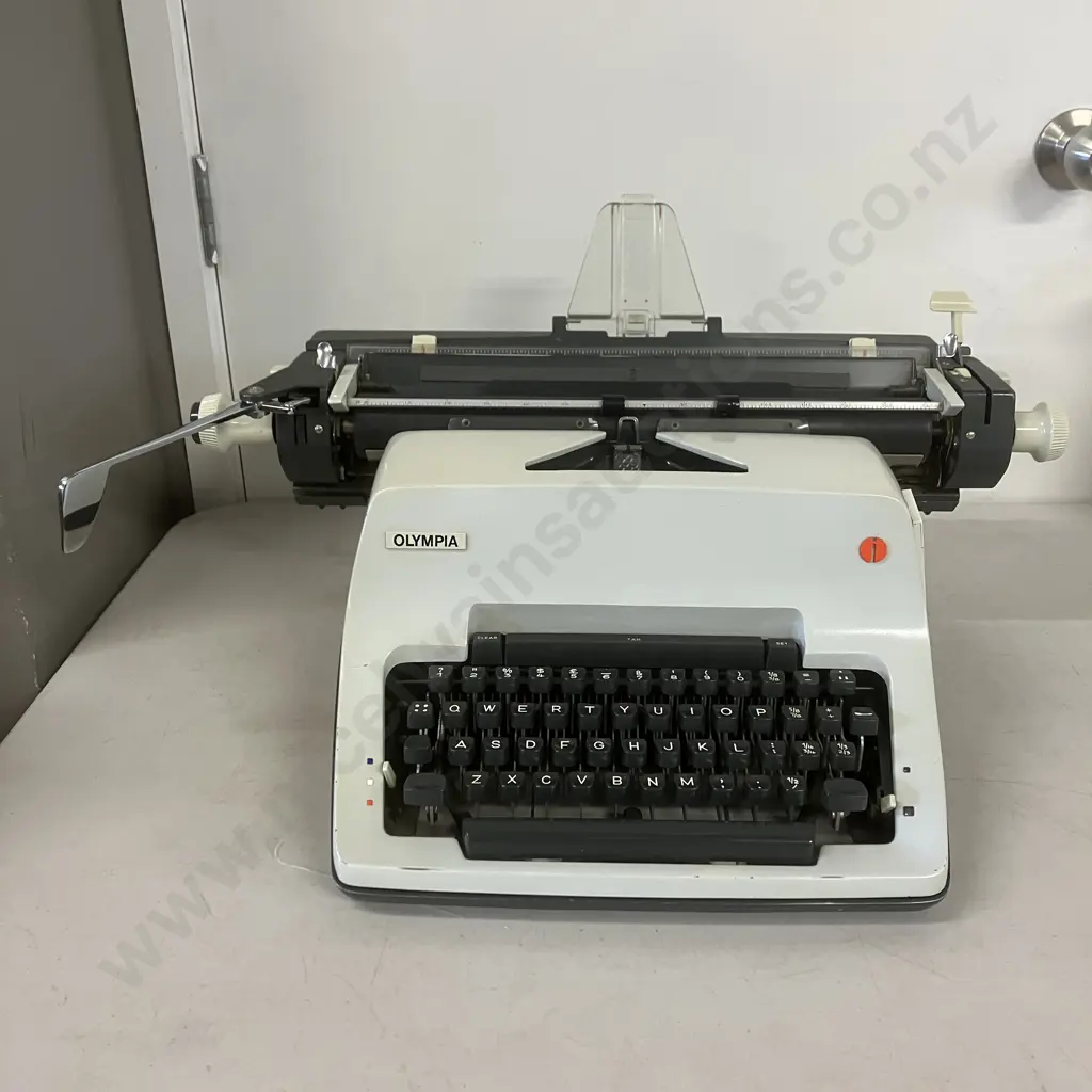 Vintage 1970s Olympia SG-3 Desktop Typewriter Image 1++