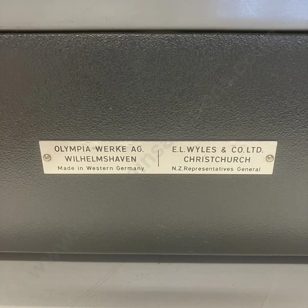 Vintage 1970s Olympia SG-3 Desktop Typewriter Image 1++