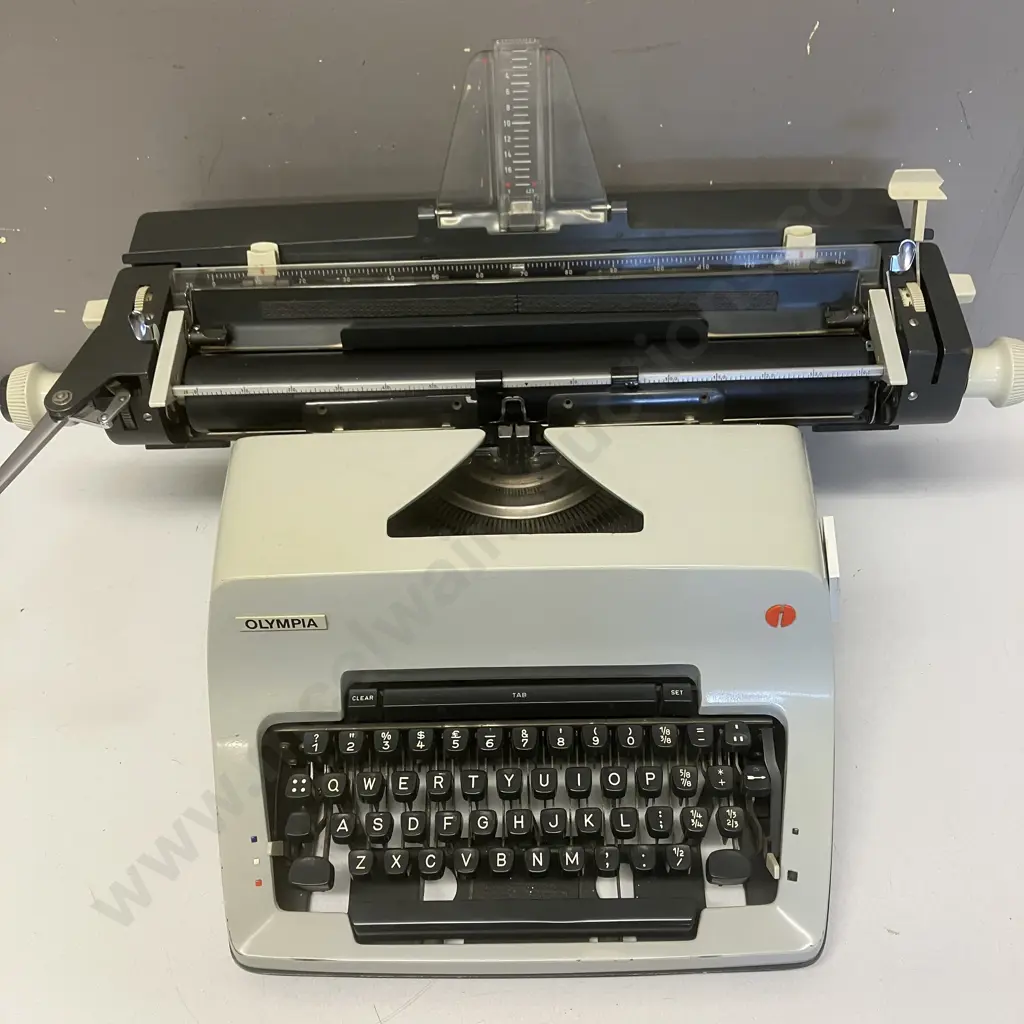 Vintage 1970s Olympia SG-3 Desktop Typewriter Image 1++