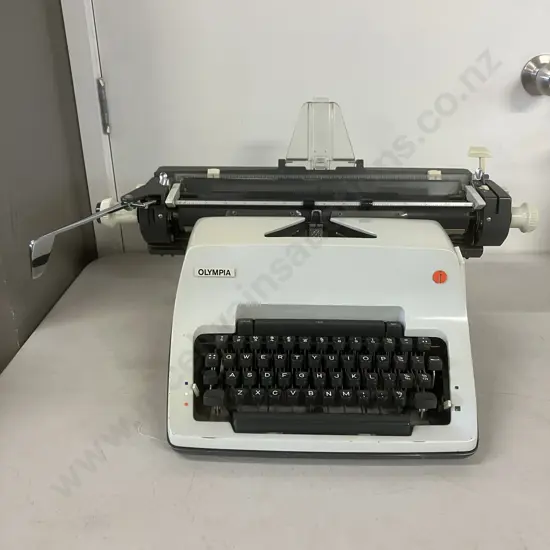 Vintage 1970s Olympia SG-3 Desktop Typewriter