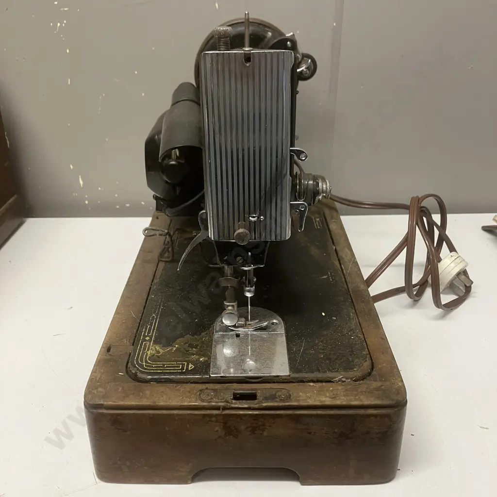 Singer Model 99K Sewing Machine With Manual In Bentwood Case, Serial #EJ257814 Image 1++