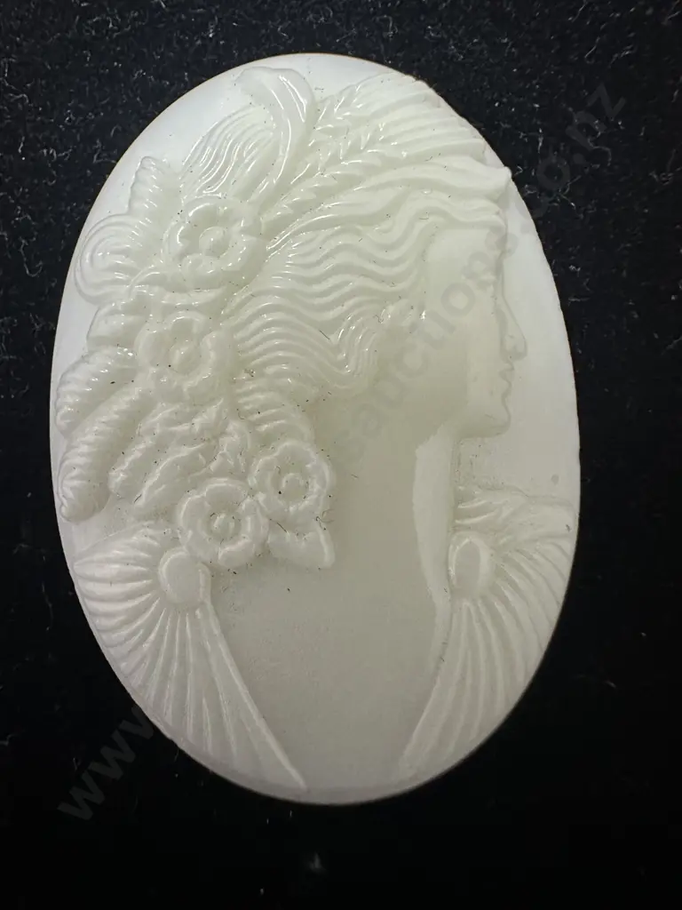 Vintage Czech Opaline Uranium Figural Cameo Cabochen H4,W3cm. Image 1++