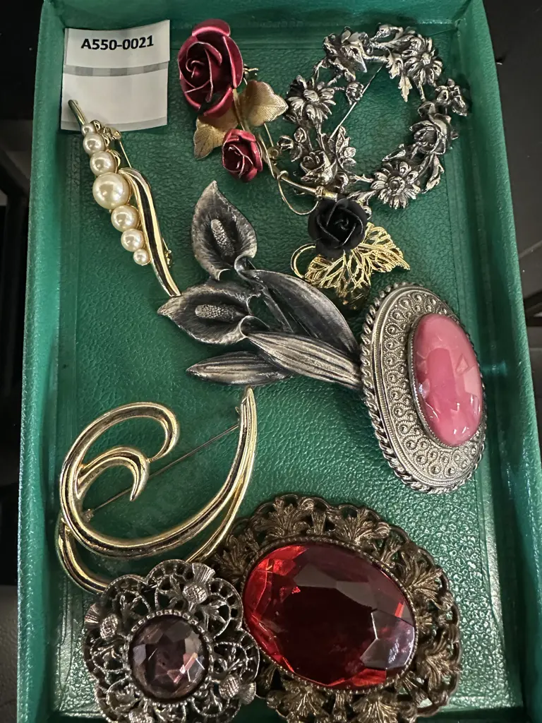 Selection Of Vintage Brooches  Image 1++