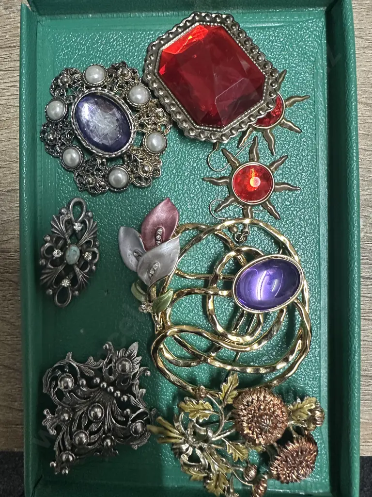 Selection Of Vintage Brooches  Image 1++