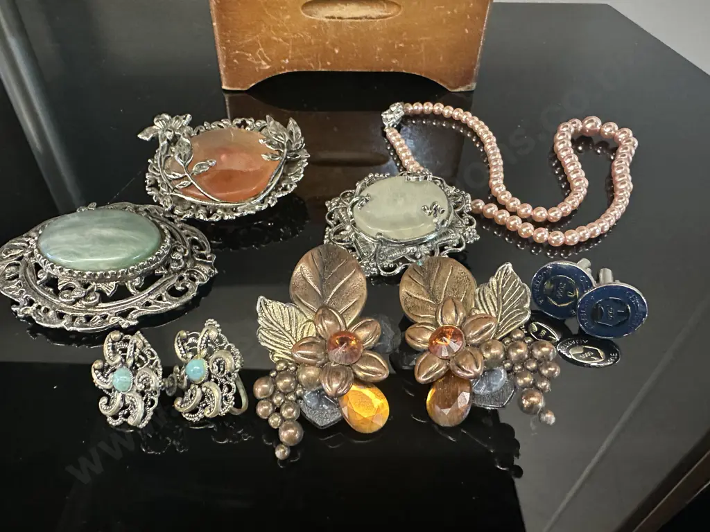 Wooden Jewellery Box With Assorted Vintage Jewellery Including Brooches, Cufflinks, Earings Etc Image 1++