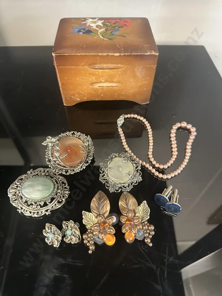 Wooden Jewellery Box With Assorted Vintage Jewellery Including Brooches, Cufflinks, Earings Etc Image 1++