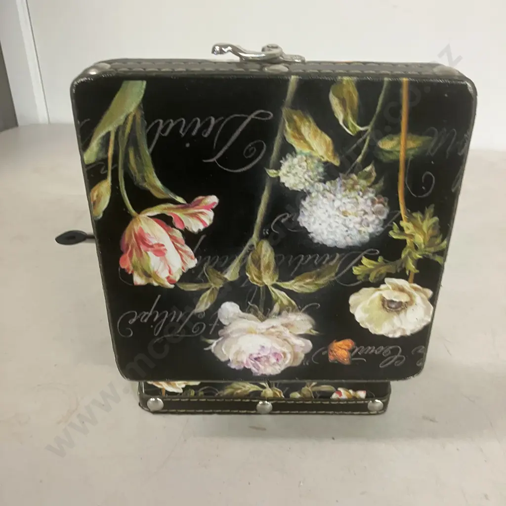 Five Tobacco Pipes In Tulip Case Image 1++