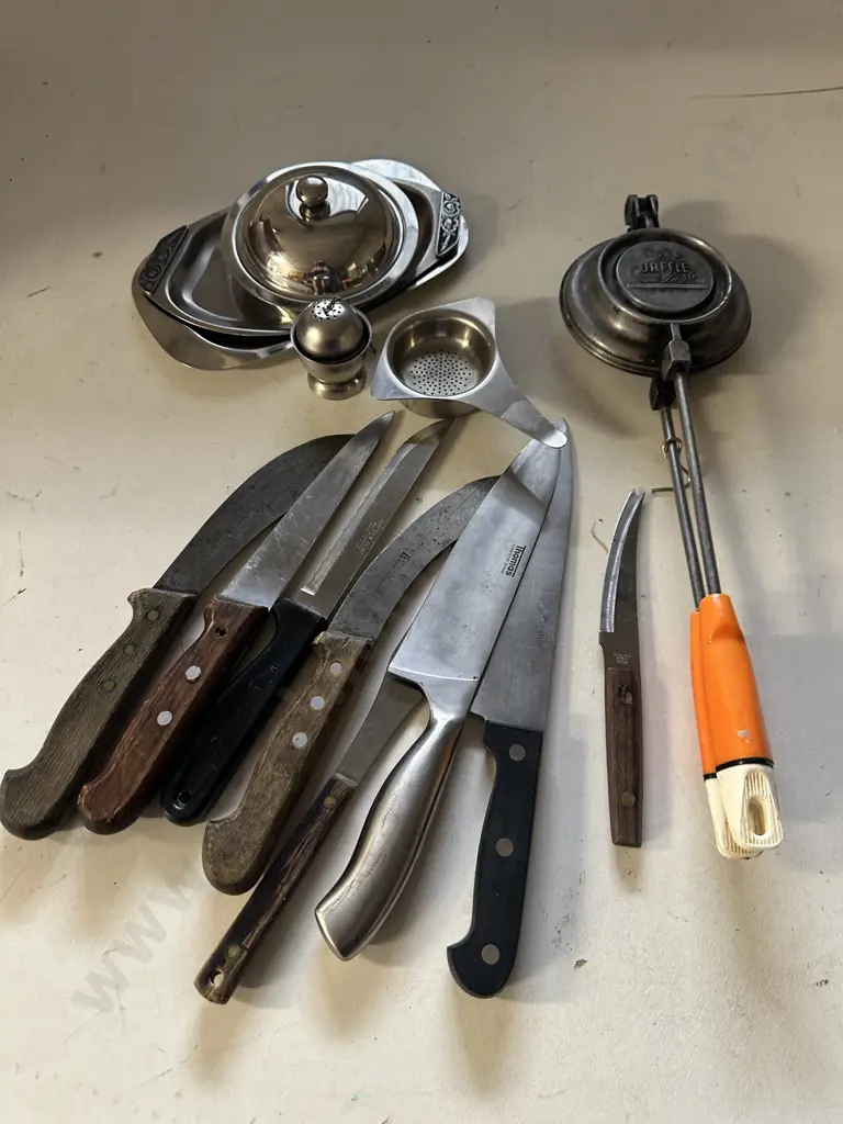 Selection of Knives, Skyline Jaffle Toaster Etc Image 1++