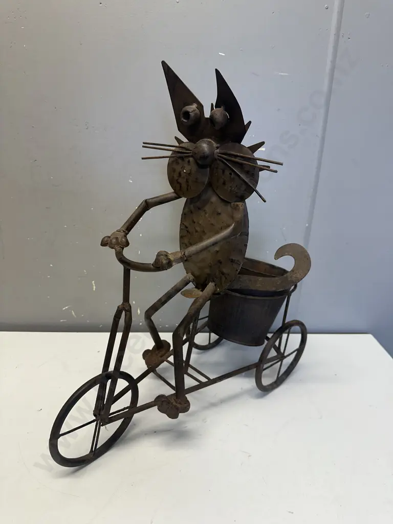 Metal Cat Art Sculpture/Planter H50,W47cm. Image 1++