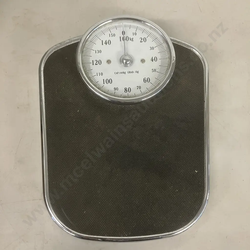 Vintage Mechanical Bathroom Scale Image 1++