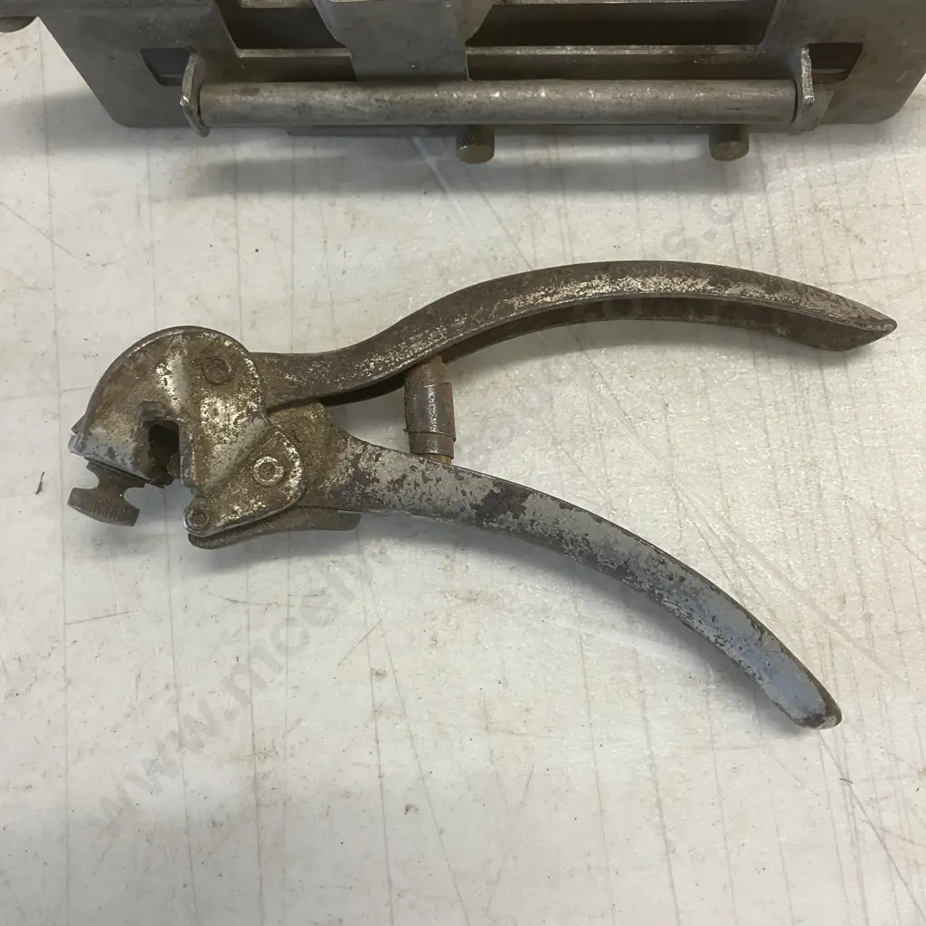Vintage 1950s "The  Fraser Saw Sharpener" Saw Sharpening Guide Made in Preston, Melbourne Image 1++