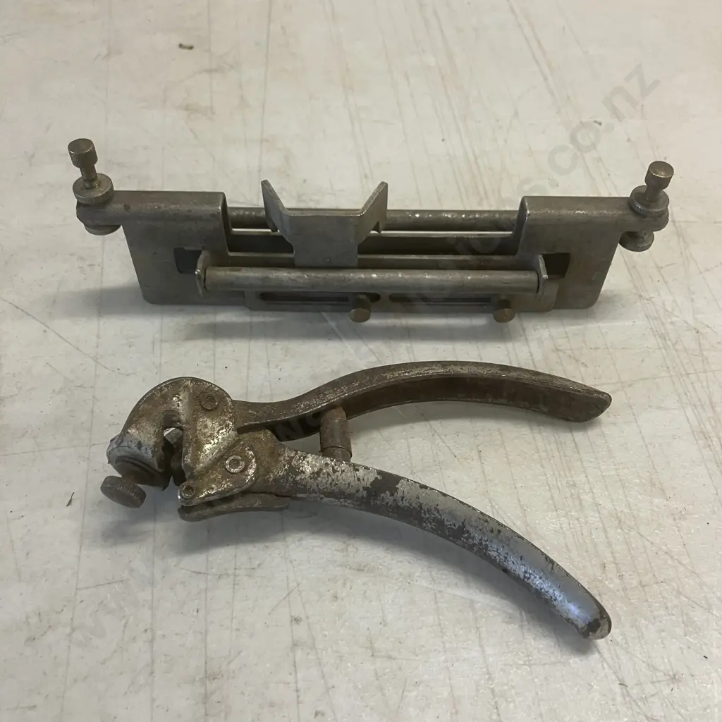 Vintage 1950s "The  Fraser Saw Sharpener" Saw Sharpening Guide Made in Preston, Melbourne Image 1++
