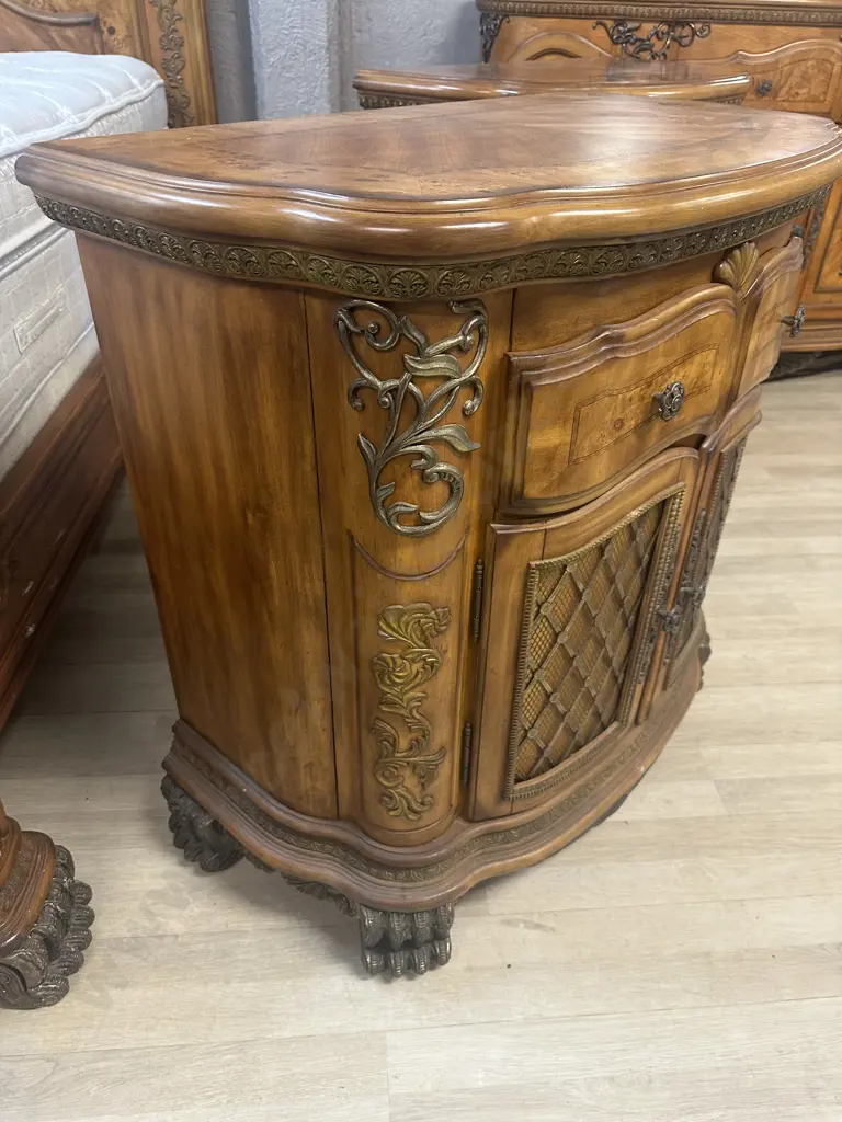 AICO by Michael Amini Venetian King Poster Bed, Pair of Nightstands & Dresser With Mirror In Honey Walnut Image 1++