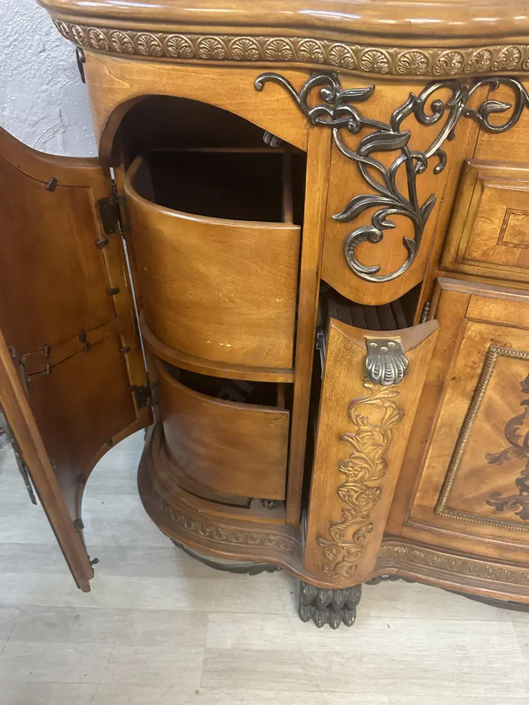 AICO by Michael Amini Venetian King Poster Bed, Pair of Nightstands & Dresser With Mirror In Honey Walnut Image 1++