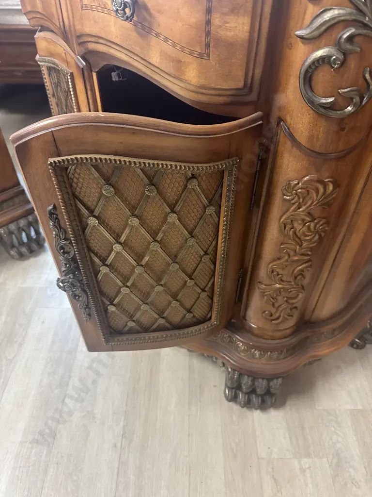 AICO by Michael Amini Venetian King Poster Bed, Pair of Nightstands & Dresser With Mirror In Honey Walnut Image 1++