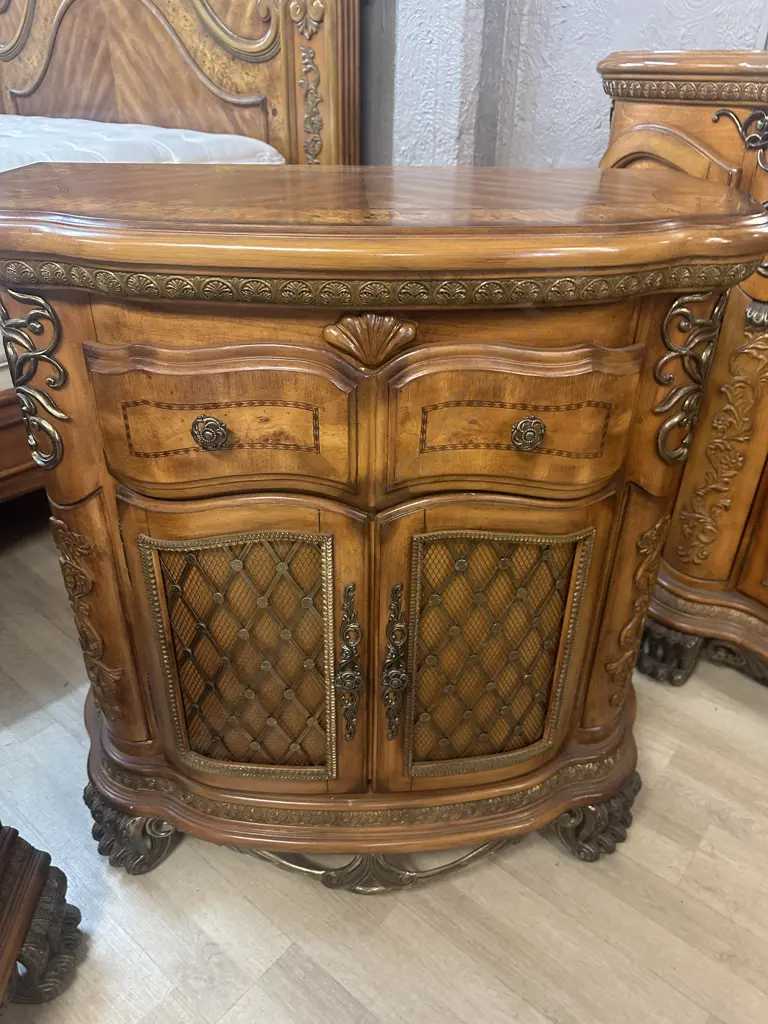 AICO by Michael Amini Venetian King Poster Bed, Pair of Nightstands & Dresser With Mirror In Honey Walnut Image 1++