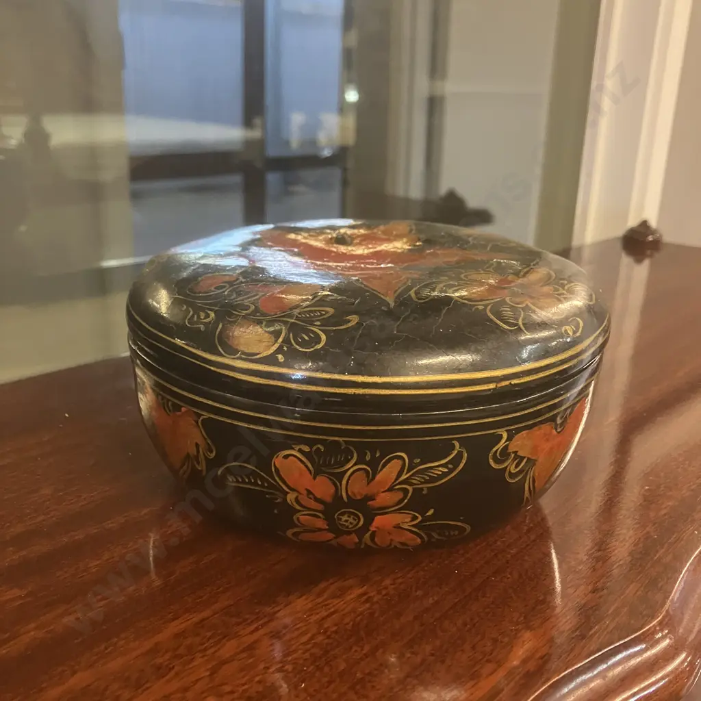 Vintage Set of Four Oriental Lacquered Woven Bamboo Nesting Baskets With Lids Image 1++
