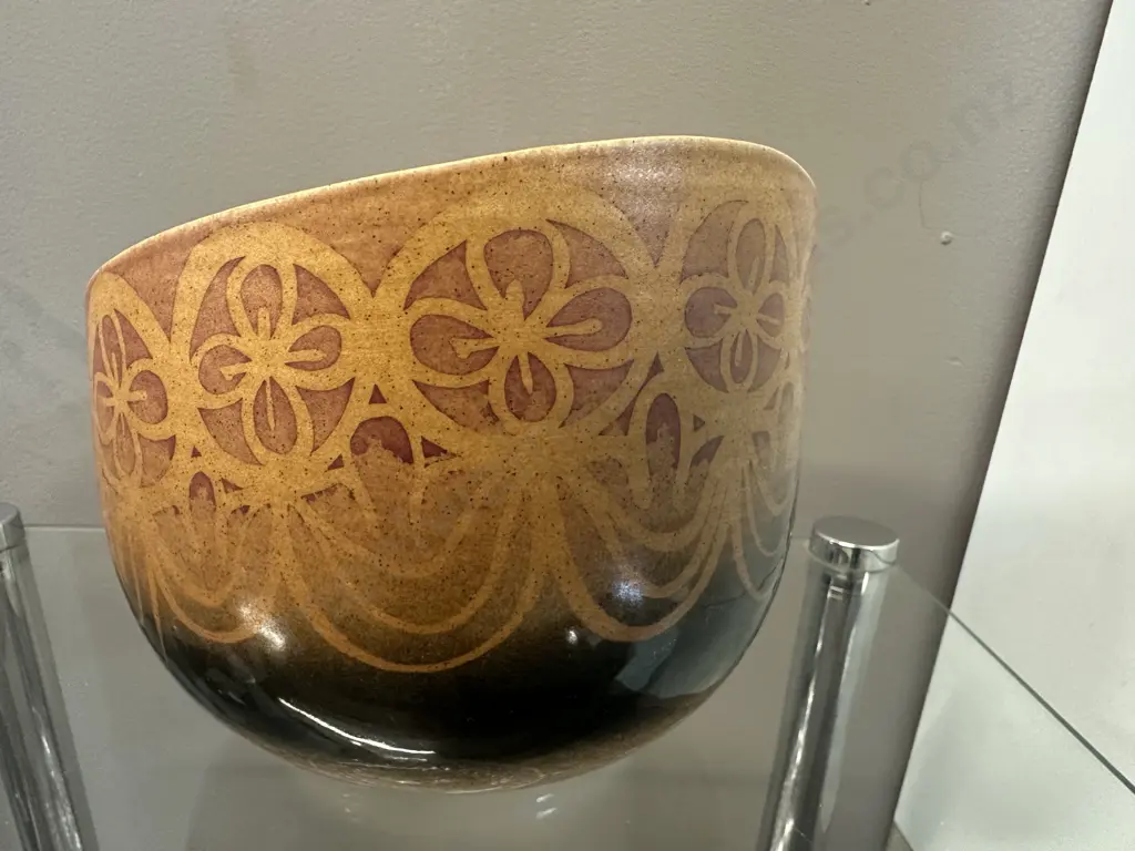 Poole Pottery Bowl Scalloped Cream, Black & Tan Tones #592 H15cm. Image 1++